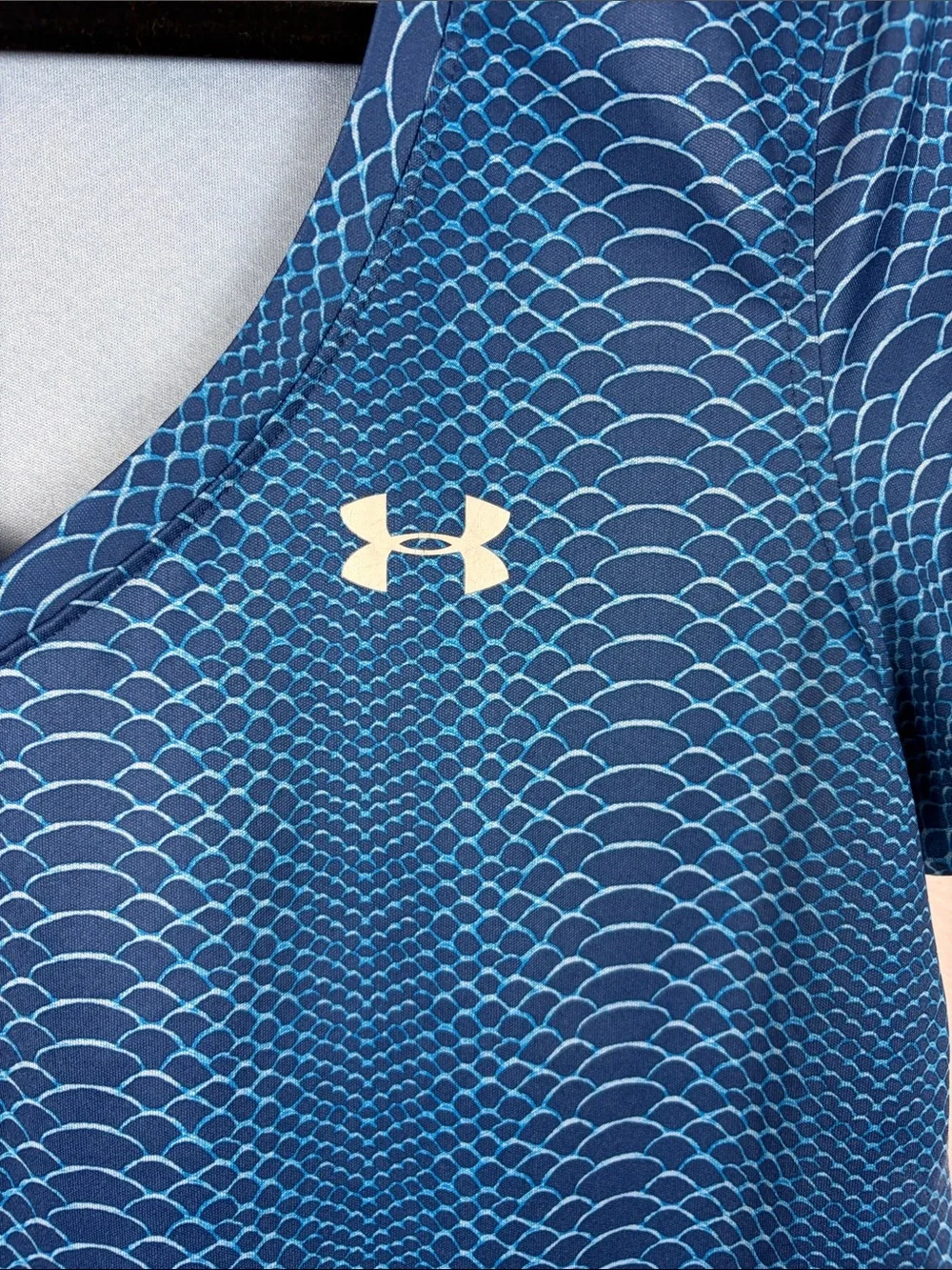 Under Armour HeatGear Blue Scale Print Athletic Tee Size Large - Picture 7 of 11
